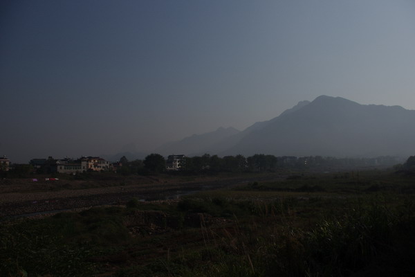 图1 河床远山