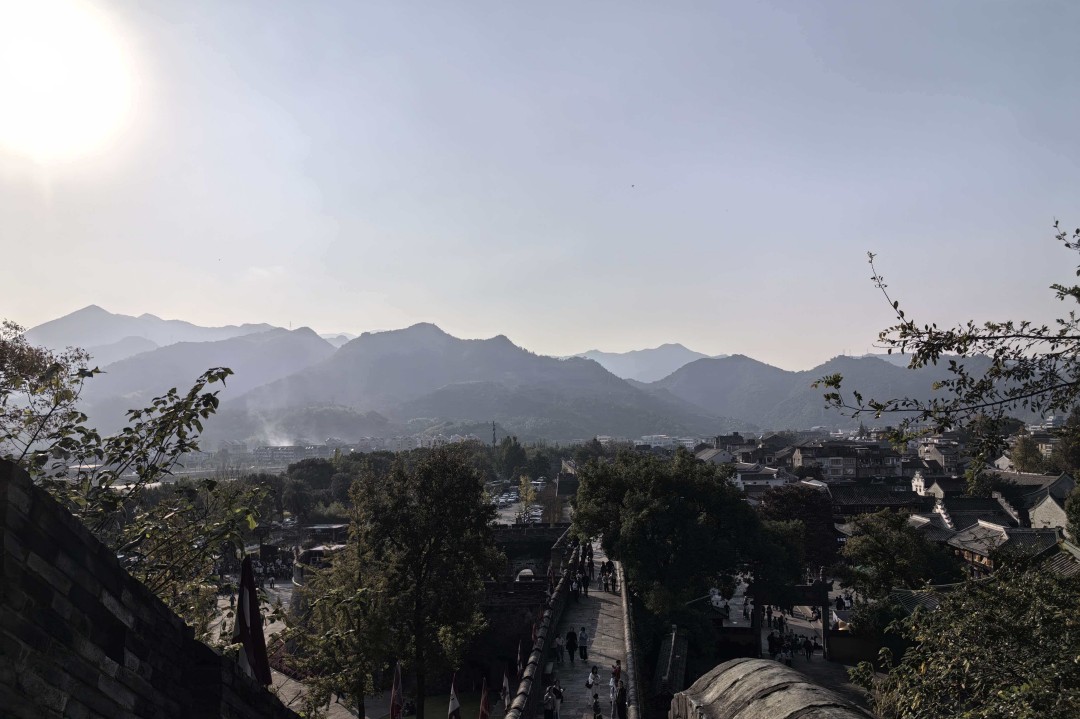 图3 城墙远眺