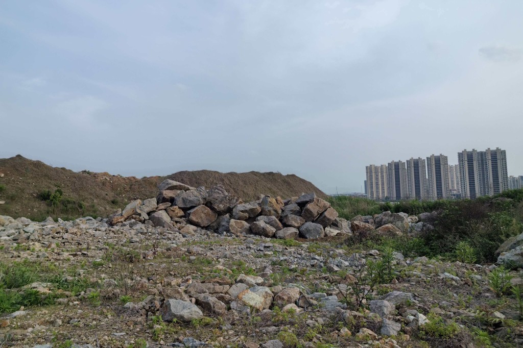 图4 挖水晶地